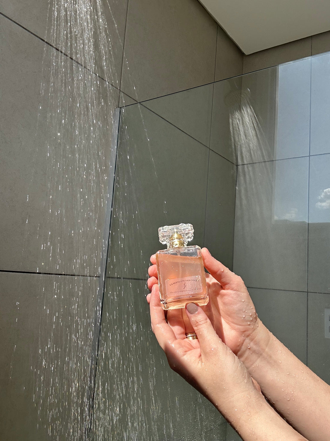 “Por que o perfume não dura na pele? Descubra os erros mais comuns e como resolver”